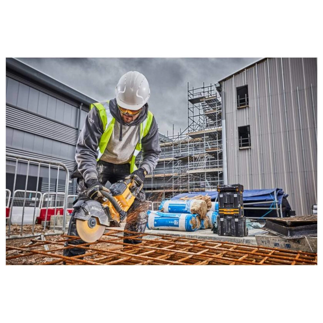 DeWalt DCS691N-XJ 54V XR FLEXVOLT 230mm Bluetooth Cut-Off Saw - Body Only 3 DeWalt DCS691N-XJ 54V XR FLEXVOLT 230mm Bluetooth Cut-Off Saw - Body Only - Image 3